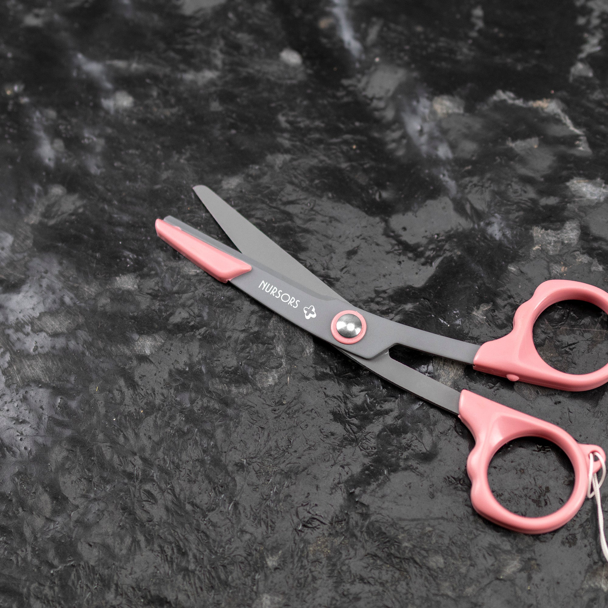 Nůžky Nurse Koala bungee 140 mm růžové hedvábné NS-140SKC