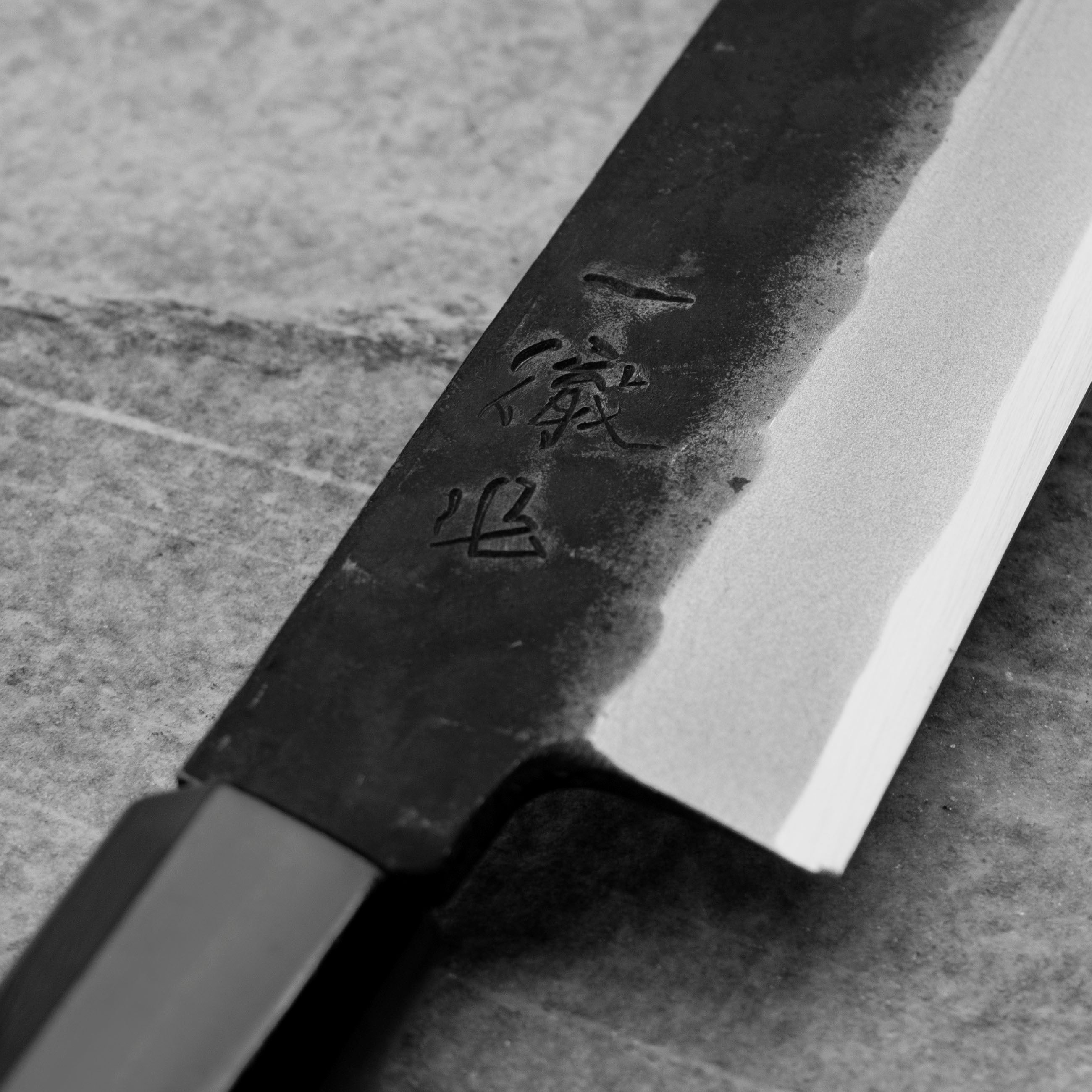 Nůž Yanagiba 27 cm Ittetsu Forge Black Shirogami