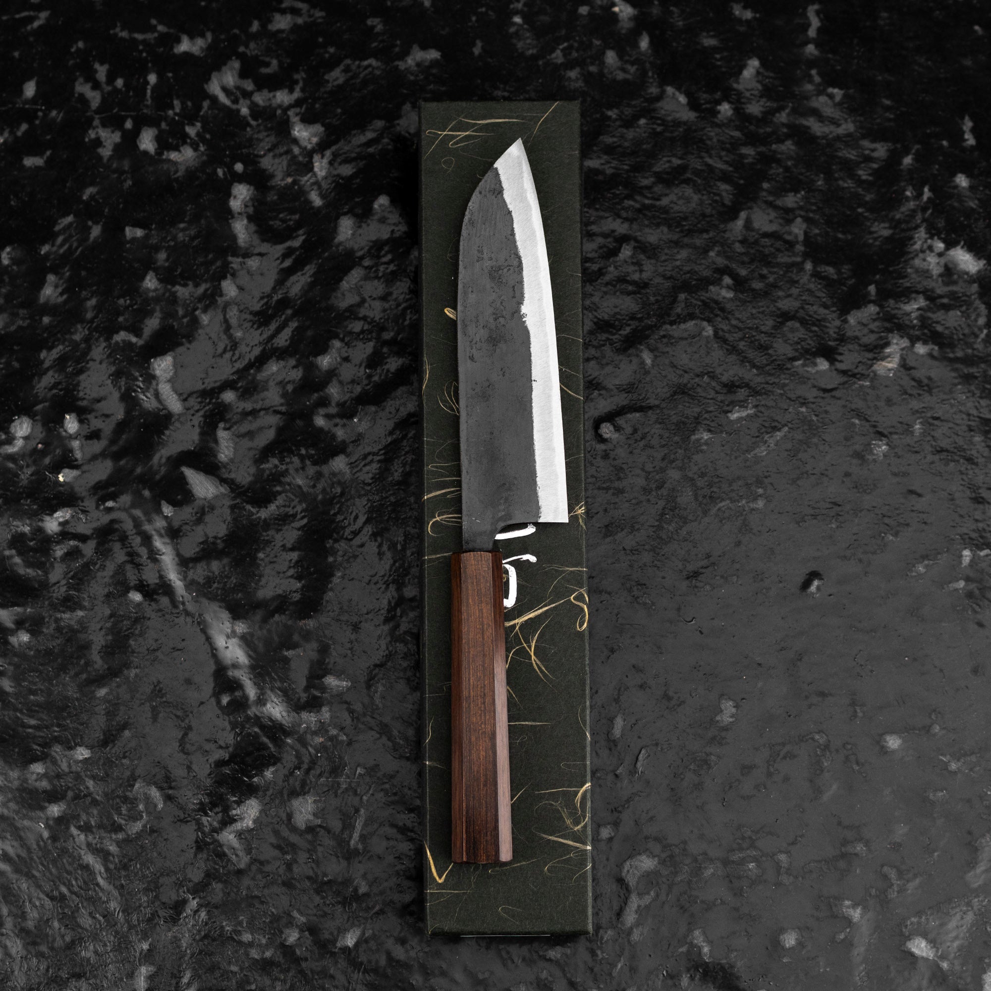 Nůž Santoku 16,5 cm Hatsukokoro Kurokuma Aogami