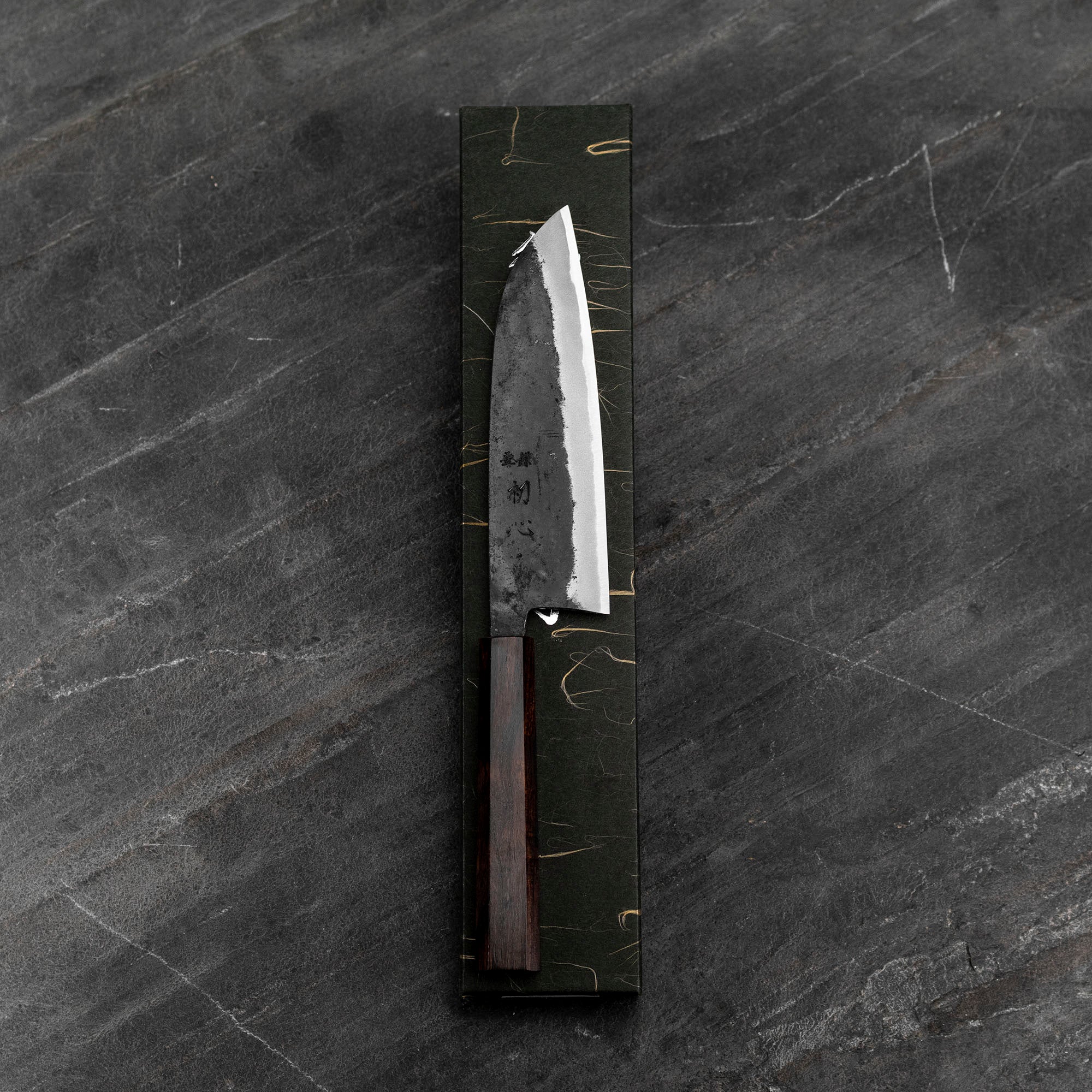 Nůž Santoku 16,5 cm Hatsukokoro Sumi Kurouchi Aogami